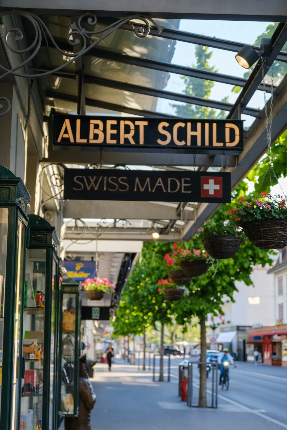 a street with a sign that says albert schld