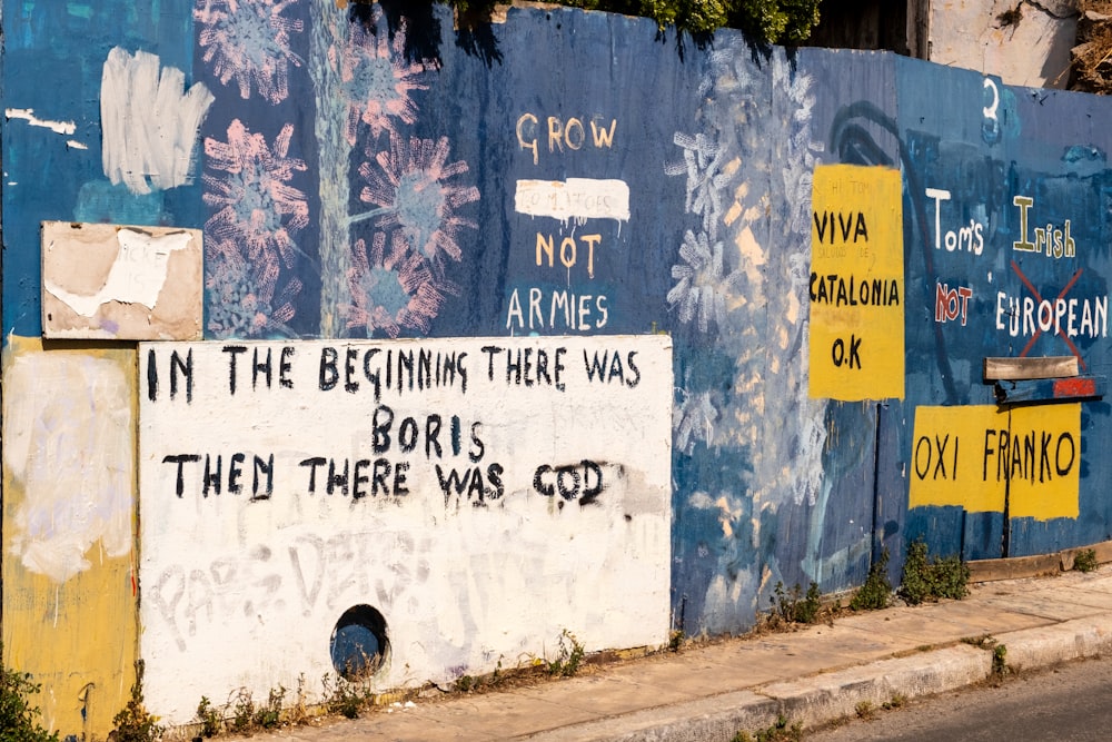 un mur sur lequel il y a des graffitis