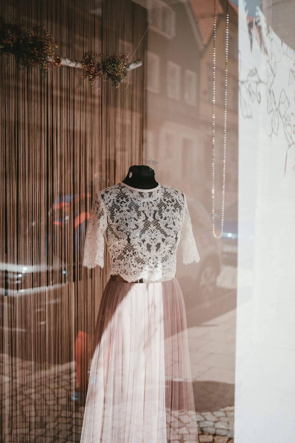 um vestido em exposição em uma vitrine de loja