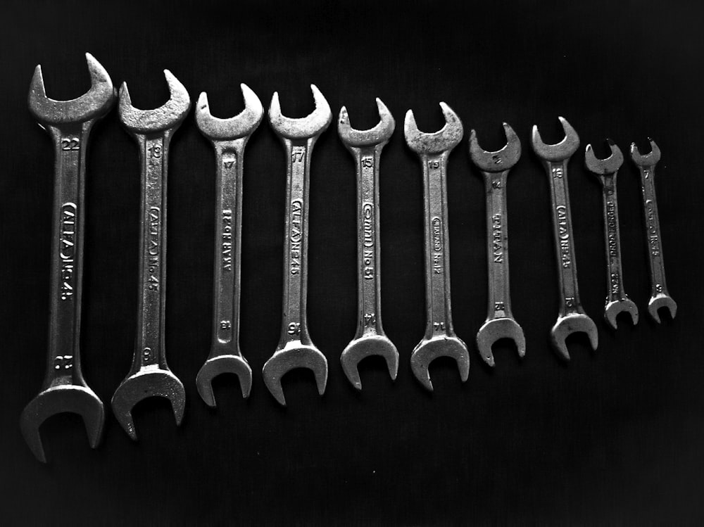 a bunch of wrenches sitting next to each other