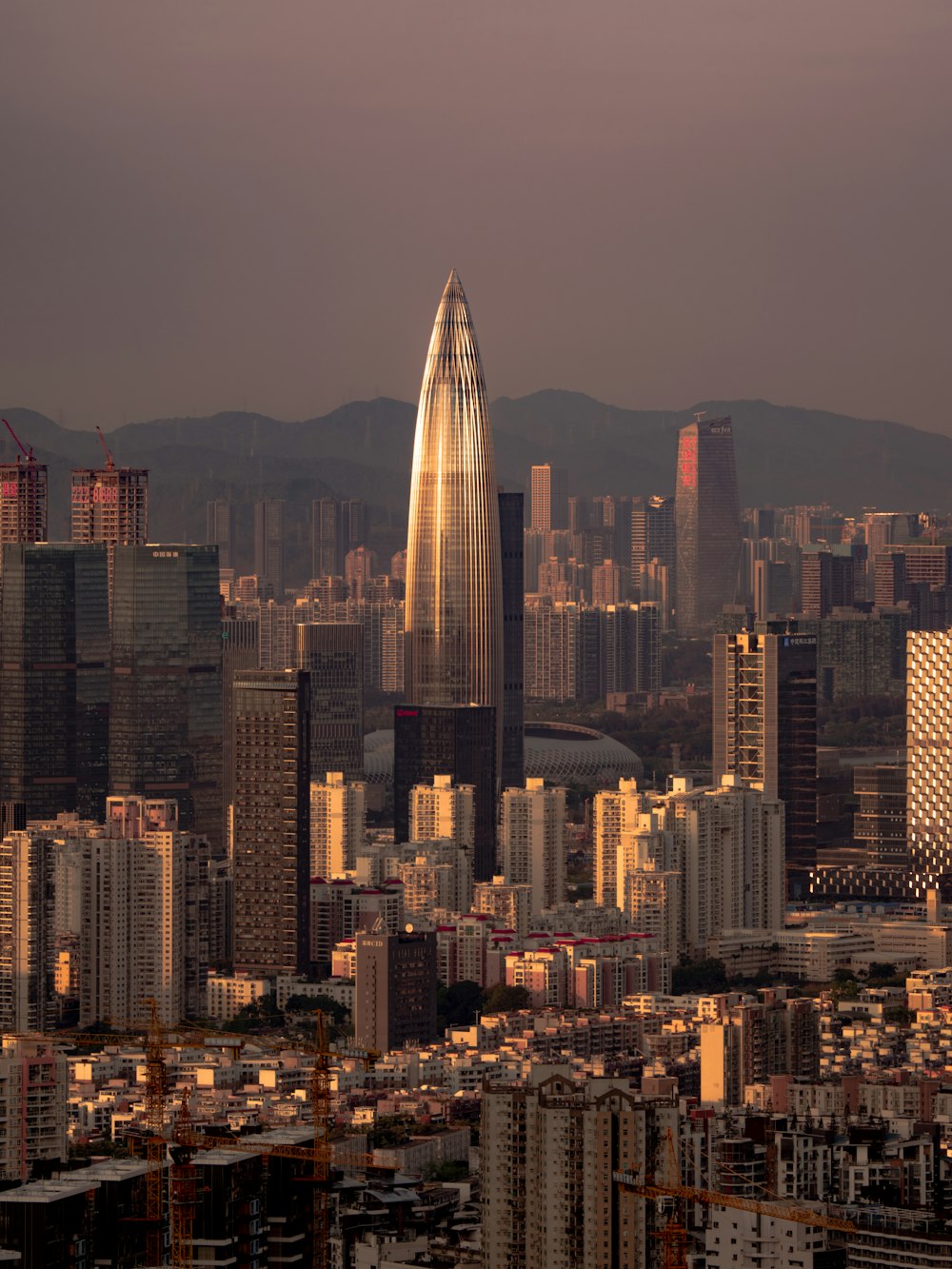 uma vista de uma cidade com edifícios altos