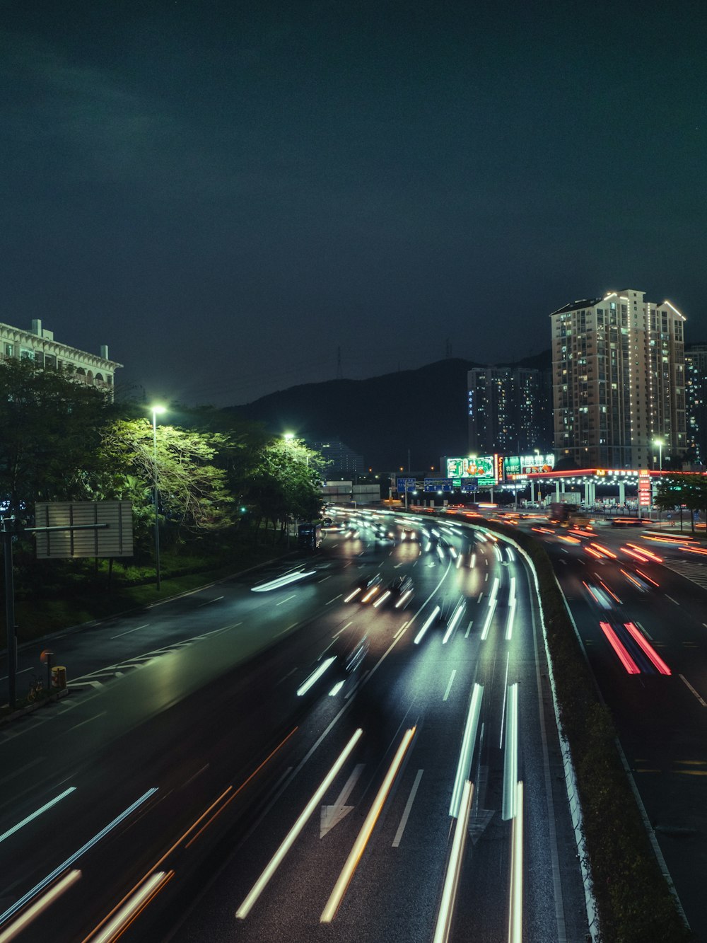 Voitures sur la route pendant la nuit