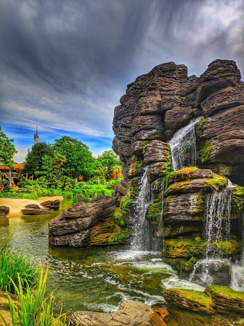 Ein Wasserfall inmitten eines üppigen grünen Parks