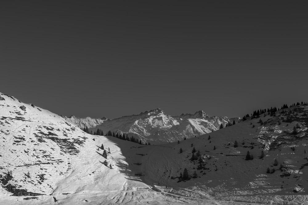 Une photo en noir et blanc d’une montagne enneigée