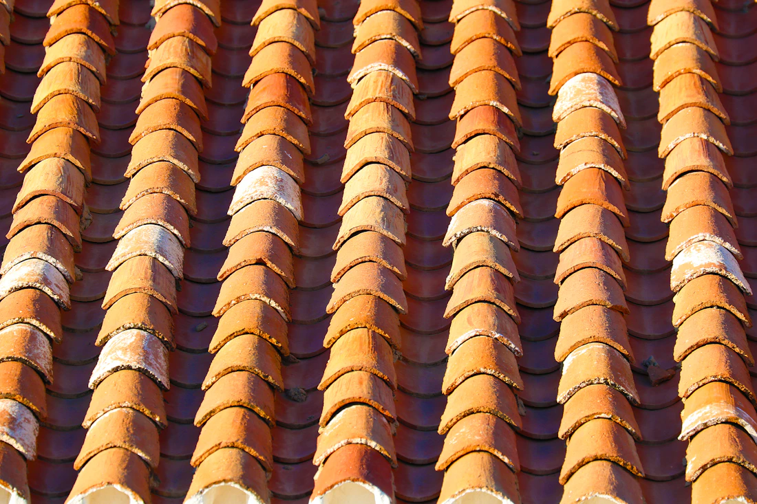 Detalle de tejas cerámicas de una cubierta