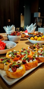 Canapés con quesos y frutas frescas.