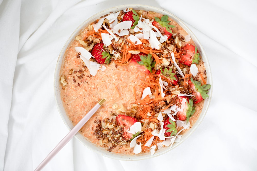 arroz com carne e legumes em placa de cerâmica branca