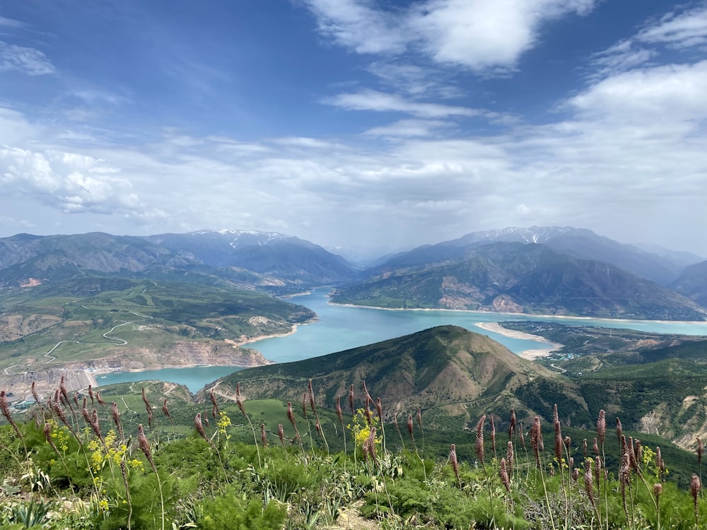 Una vista panorámica de un lago rodeado de montañas