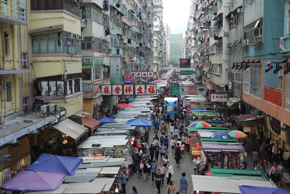 Une rue bondée de la ville remplie de beaucoup de monde