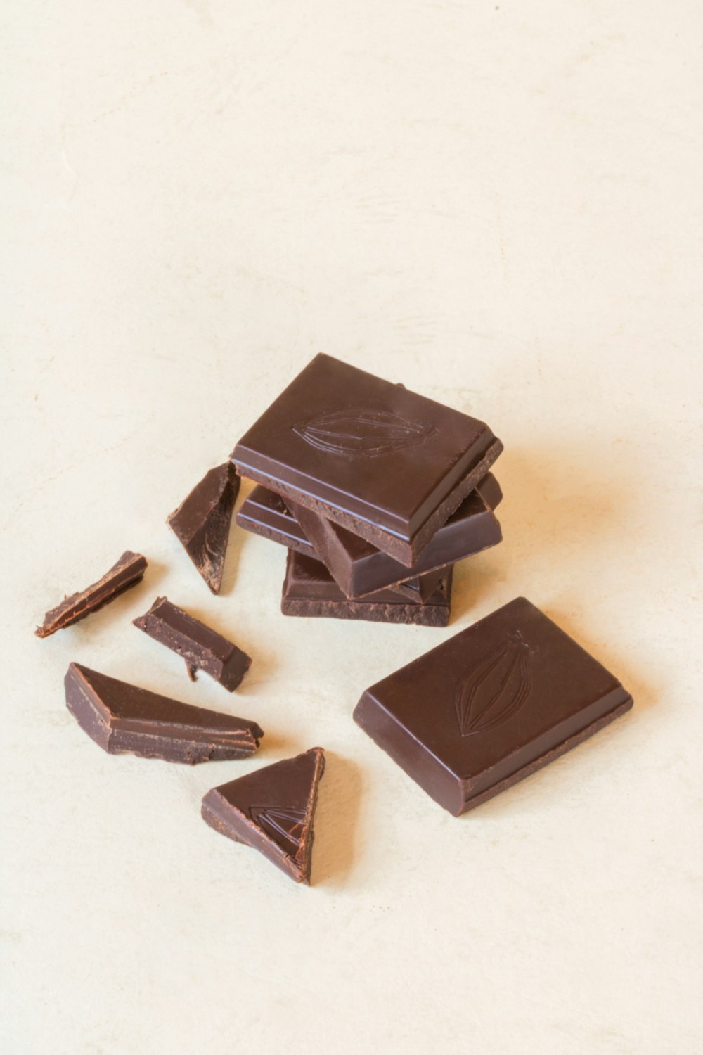 un groupe de morceaux de chocolat assis sur une table