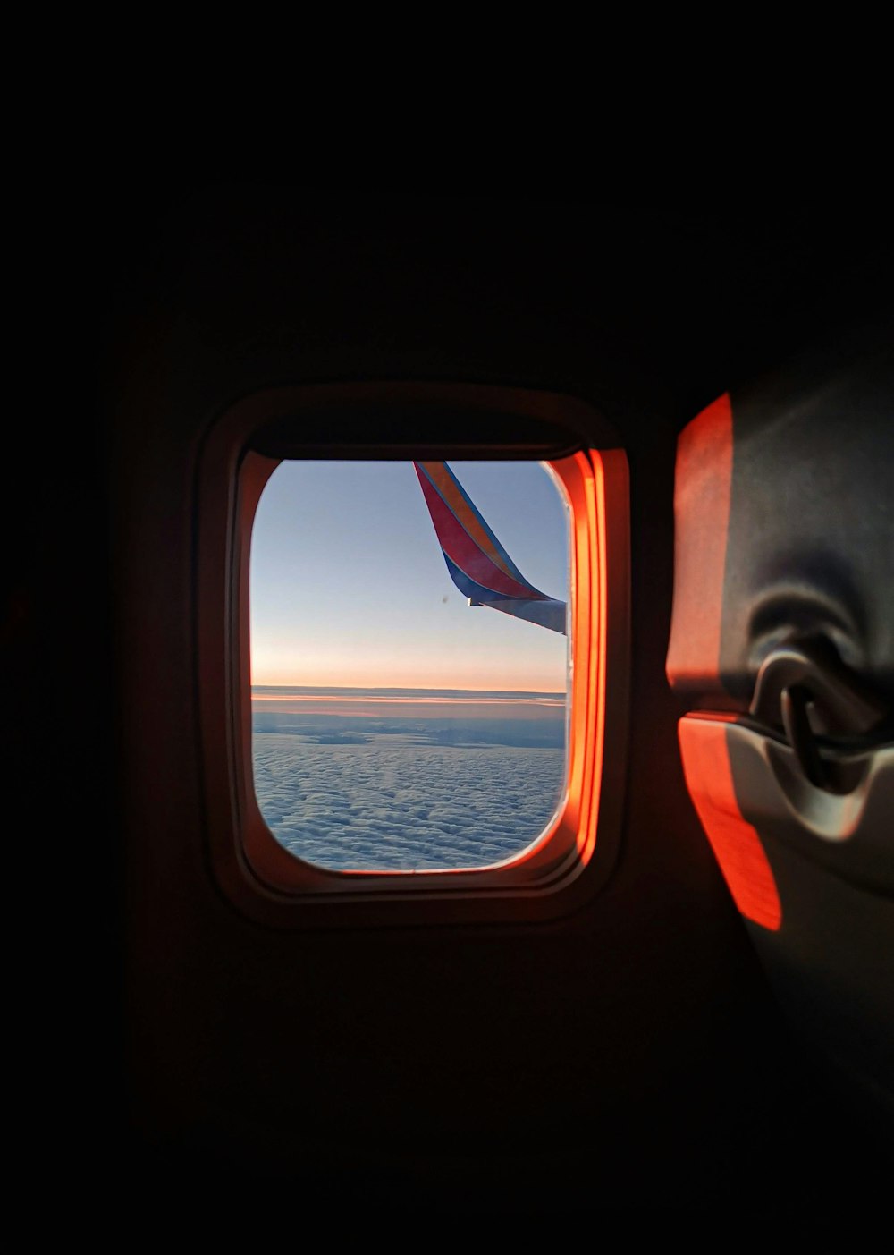 uma janela de avião com vista para o oceano