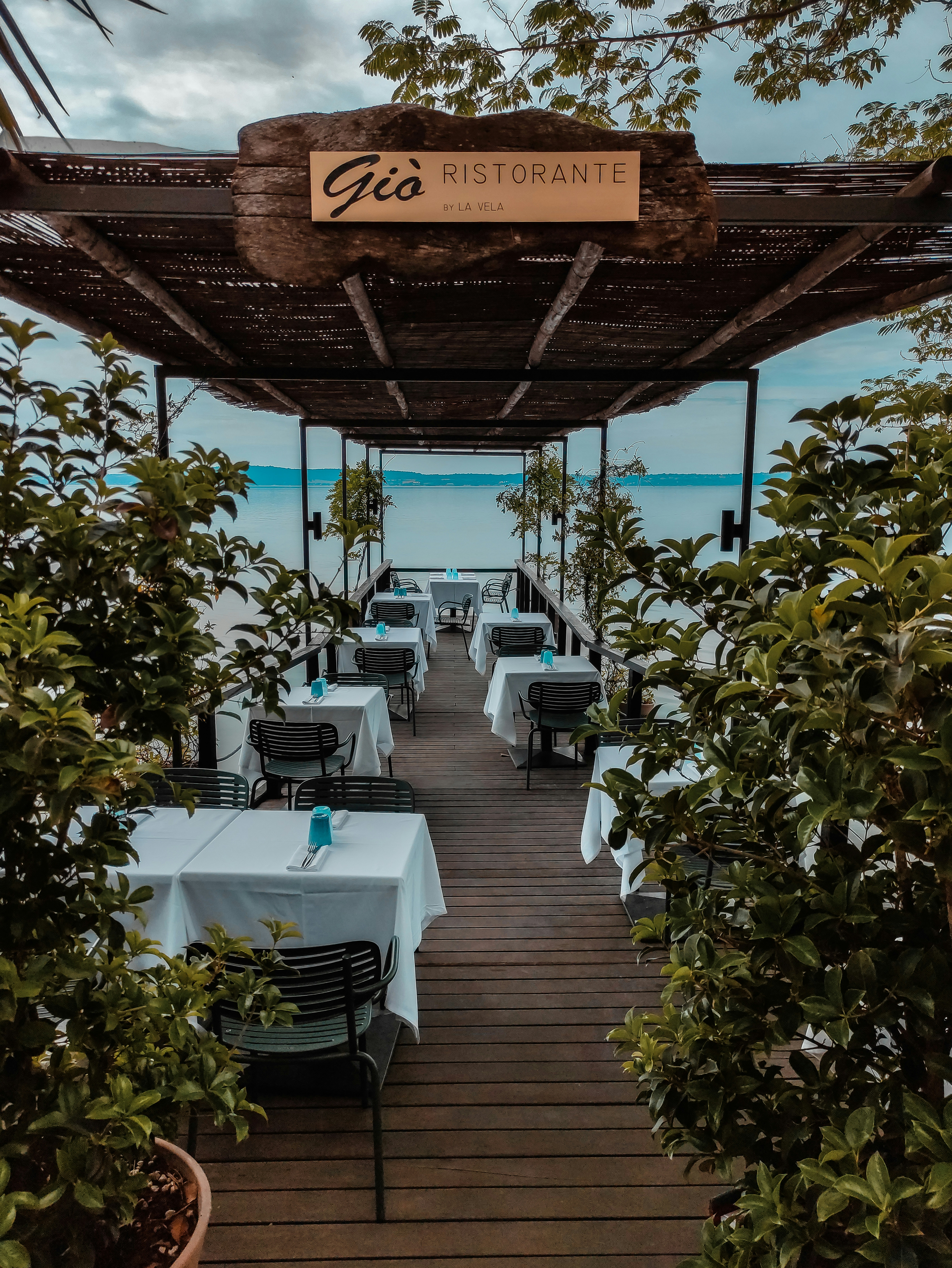Restaurante del hotel con mesas junto a ventanales con vista al lago
