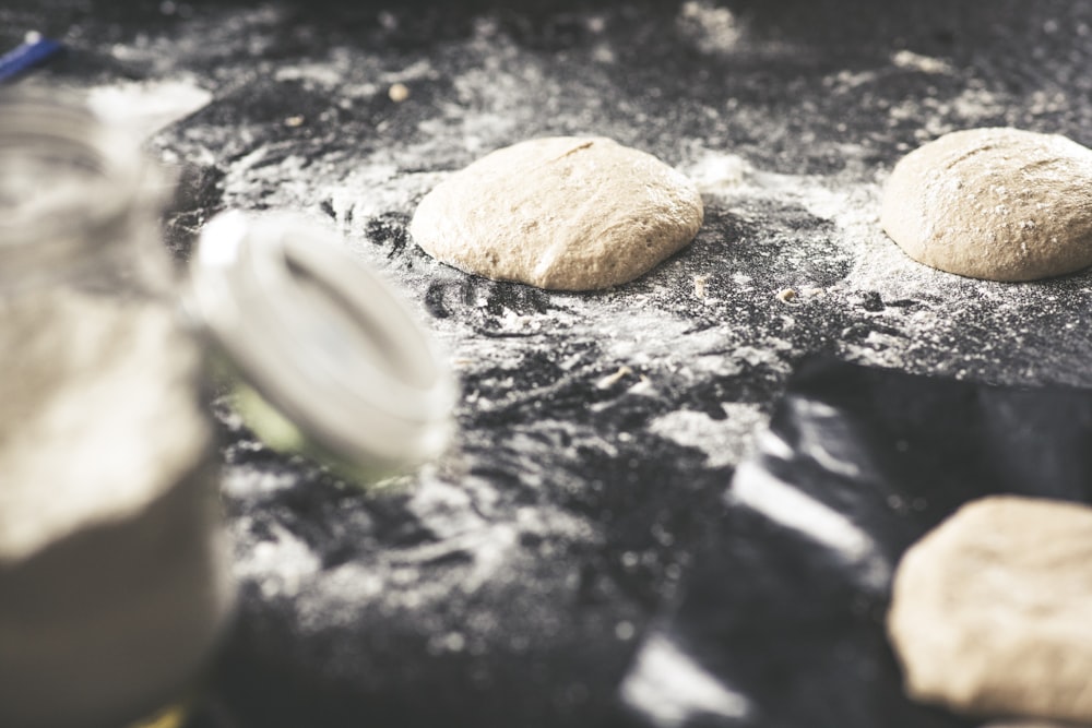 quelques beignets qui sont sur une table