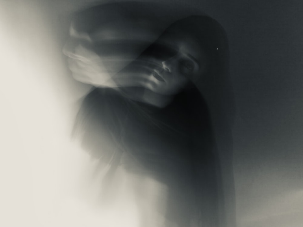 uma foto borrada de uma pessoa em um quarto escuro