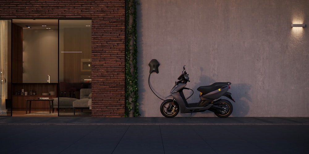 motocicleta preta estacionada ao lado da parede de tijolos marrons