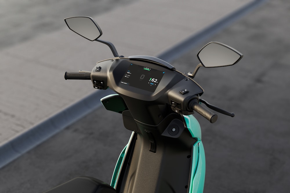 Moto nera e verde con copertura verde