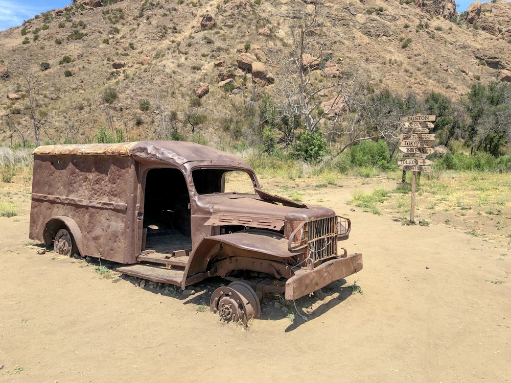 Coche marrón estacionado en tierra marrón