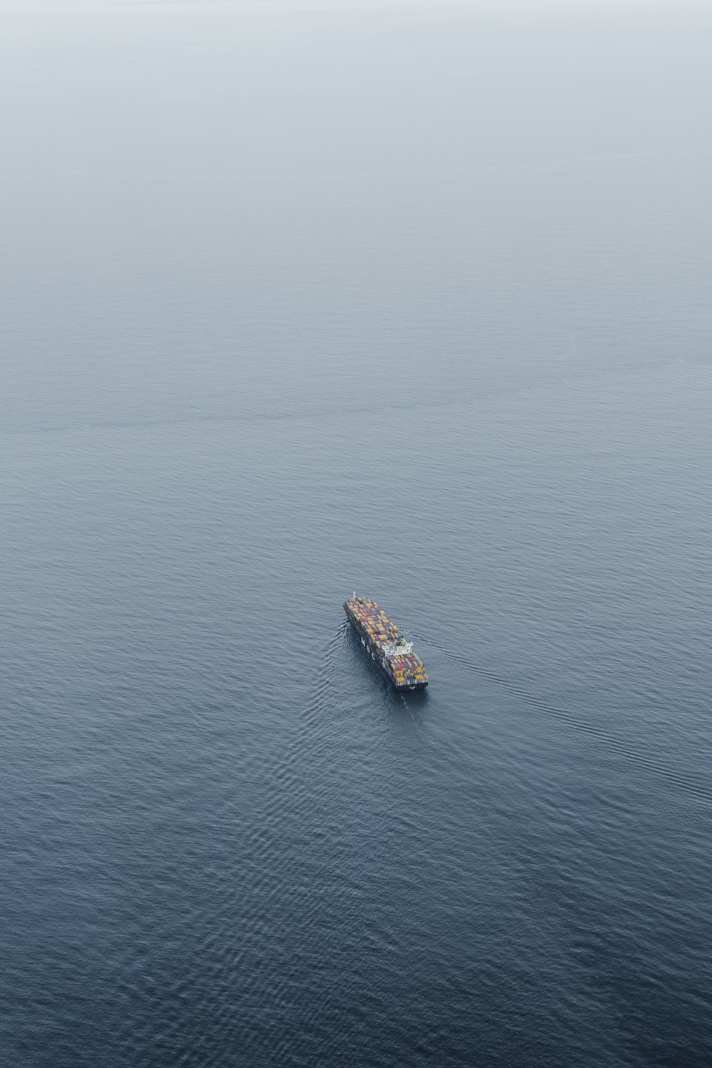 vista aérea do barco no mar durante o dia
