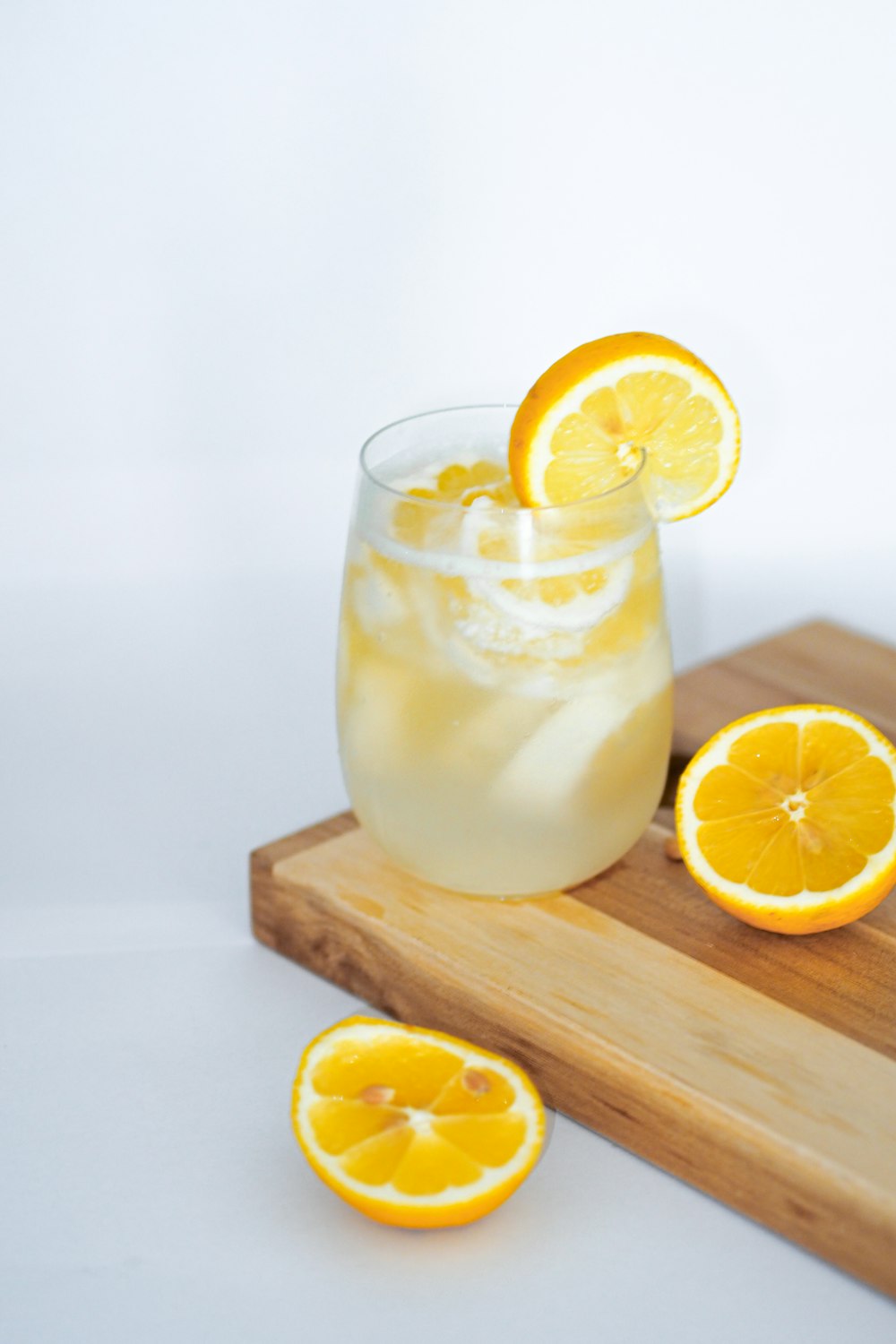 verre transparent avec du jus de citron