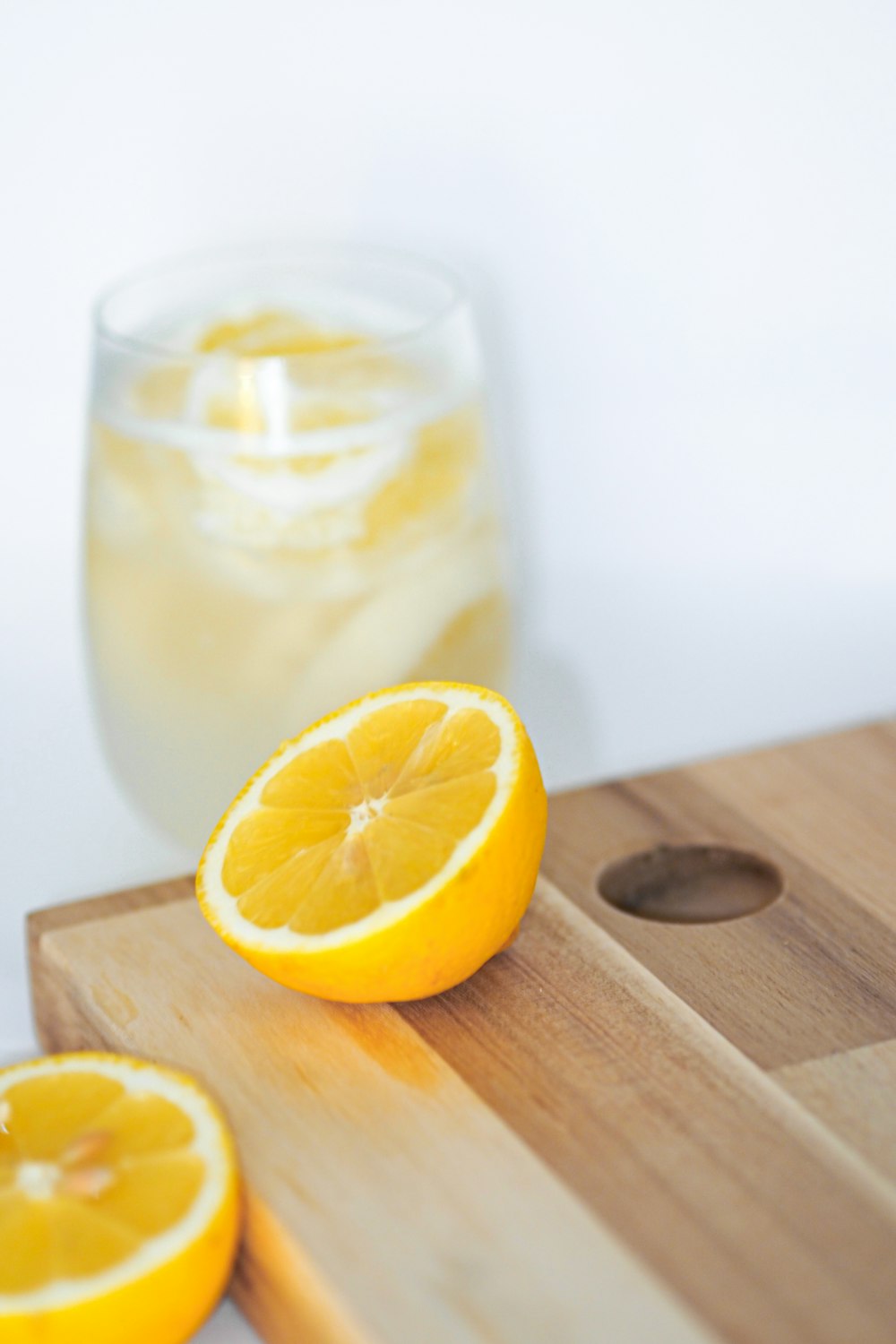 Bicchiere trasparente con liquido giallo e limone a fette su tagliere di  legno marrone foto – Parigi Immagine gratuita su Unsplash