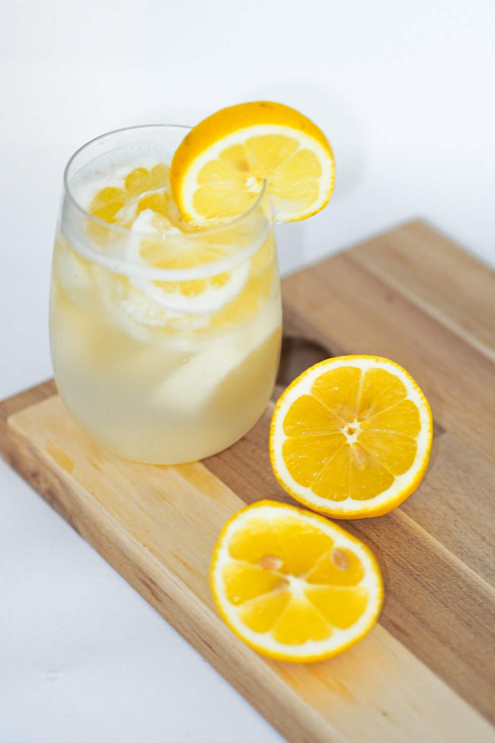 bicchiere trasparente con succo di limone