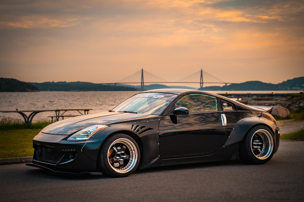 Porsche 911 nera su strada durante il giorno