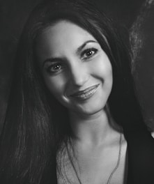 Portrait of Dr. Milena Foizer in her clinic, smiling warmly.