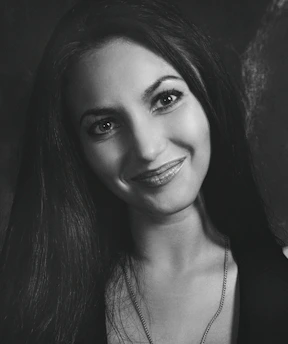 Portrait of a smiling woman from Rouen sharing a positive real estate review.