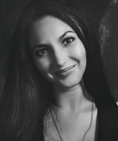 Portrait of a smiling woman with glasses, representing the company’s project manager.