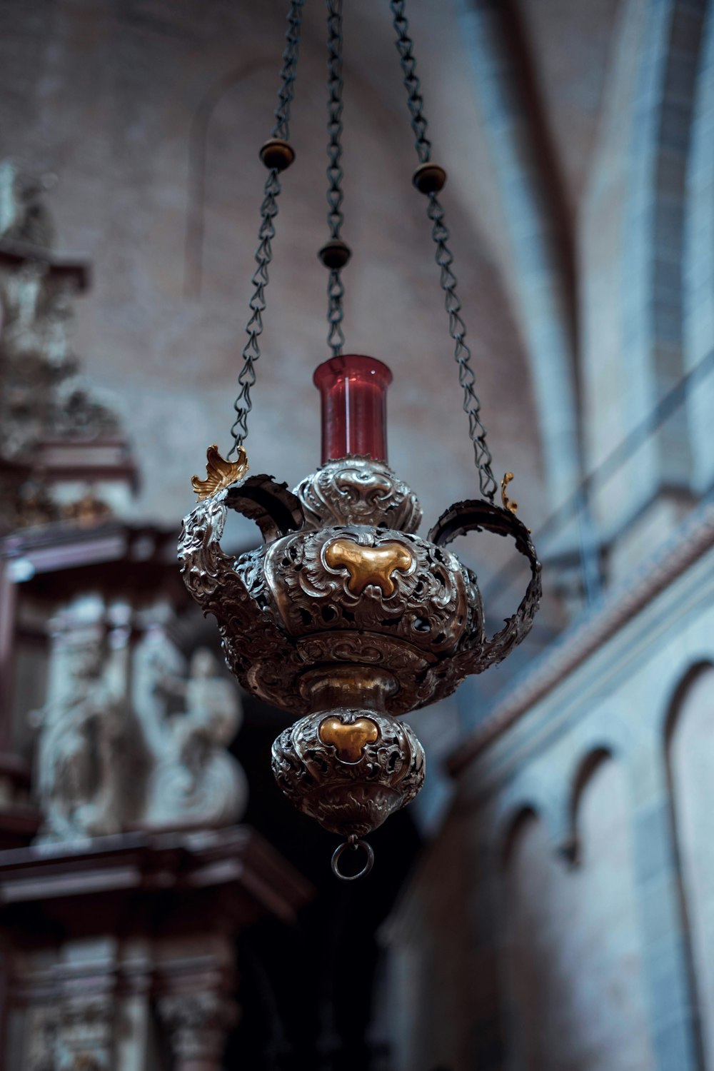 Ein Kronleuchter, der in einer Kirche von einer Decke hängt