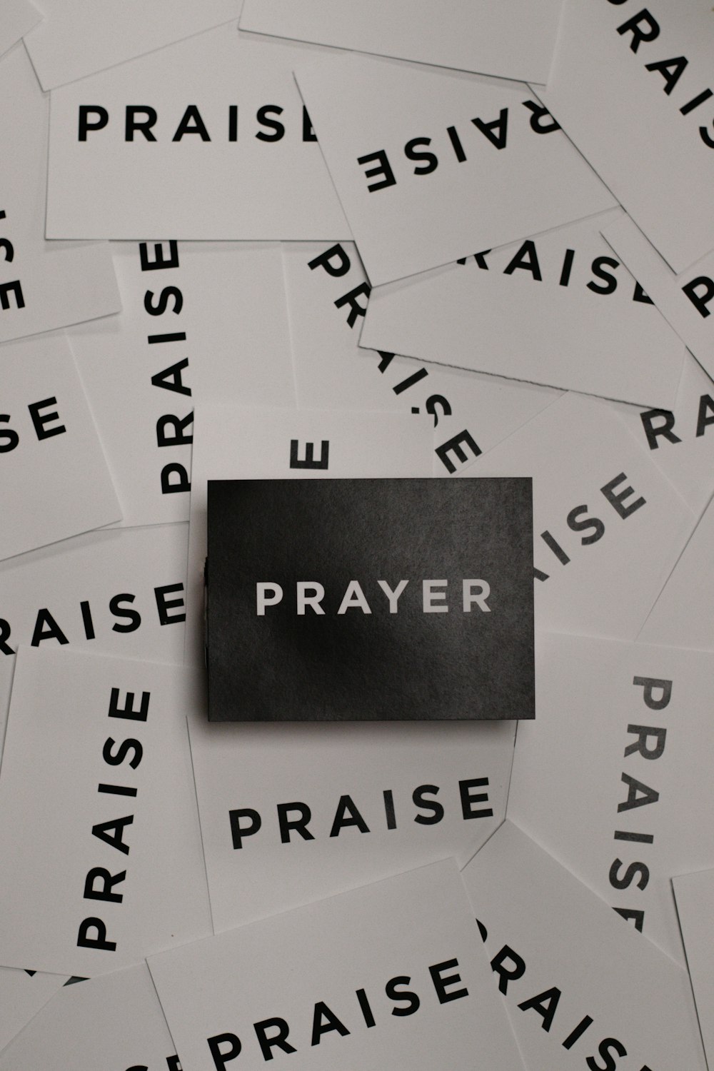 ein Stapel schwarz-weißes Papier mit dem Wort Gebet darauf