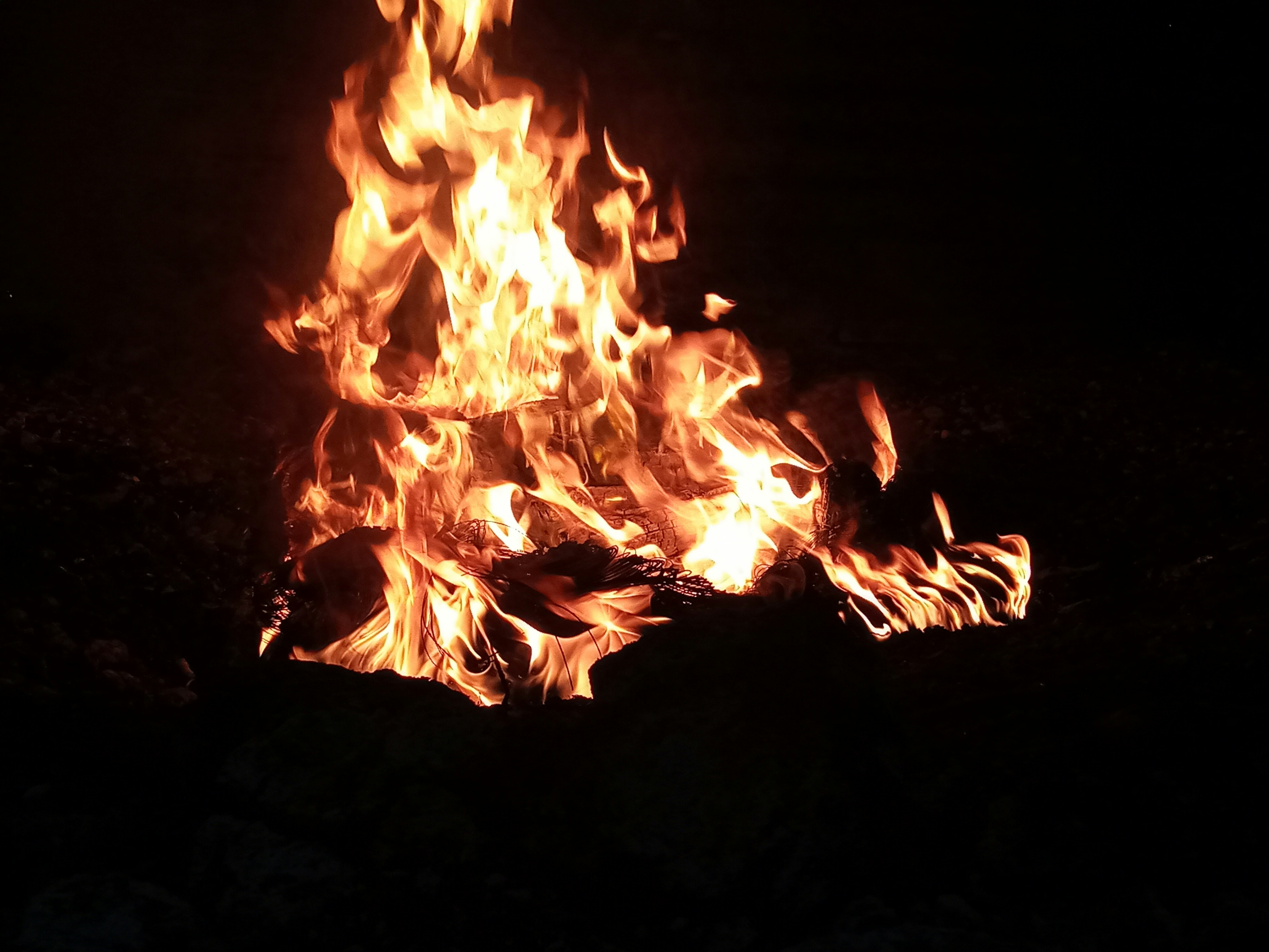 Seyir halindeki tankerde çıkan yangın ormanlık alana sıçradı