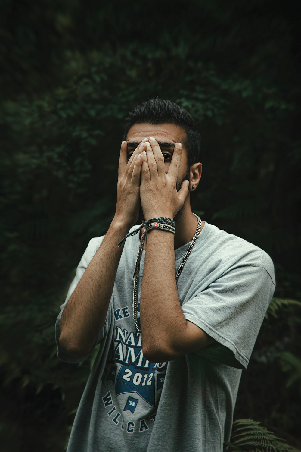 un homme se couvrant les yeux avec ses mains