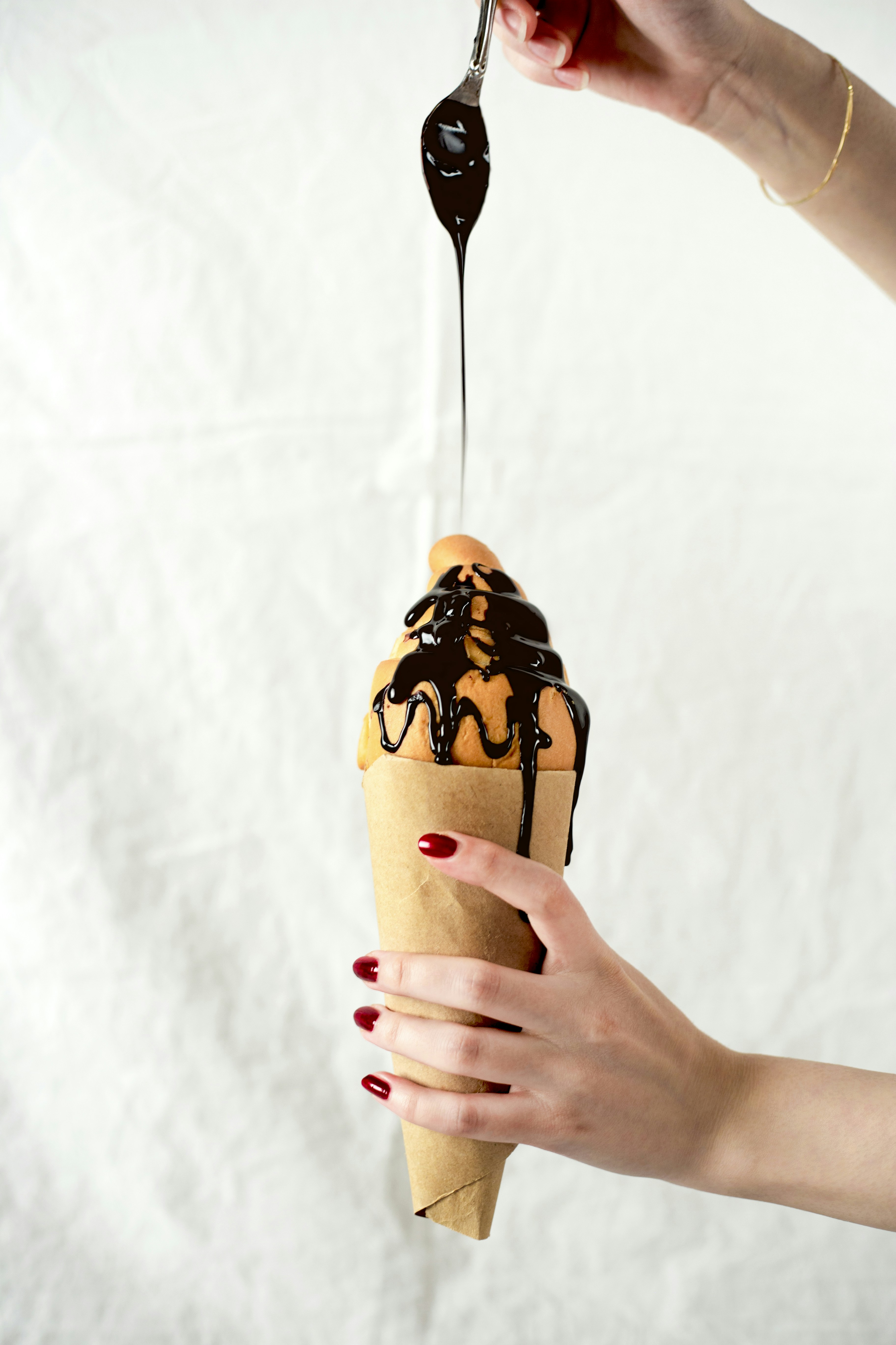 갈색과 검은색 종이컵을 들고 있는 사람