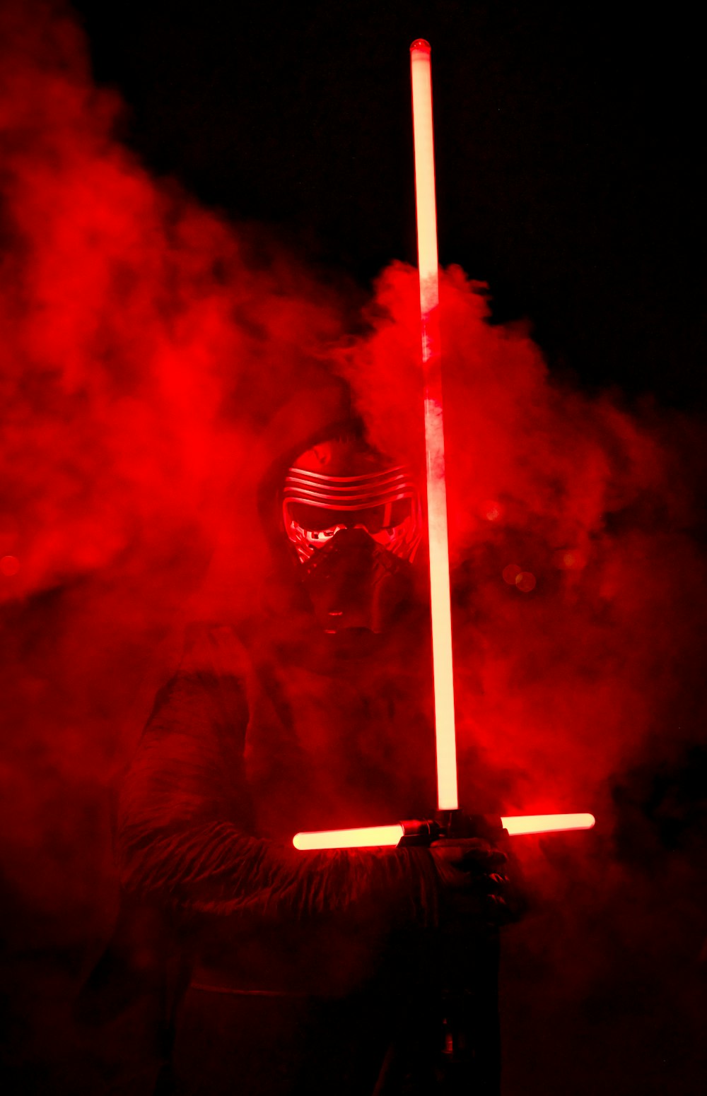 Ein Mann in einer Gasmaske mit einem Lichtschwert