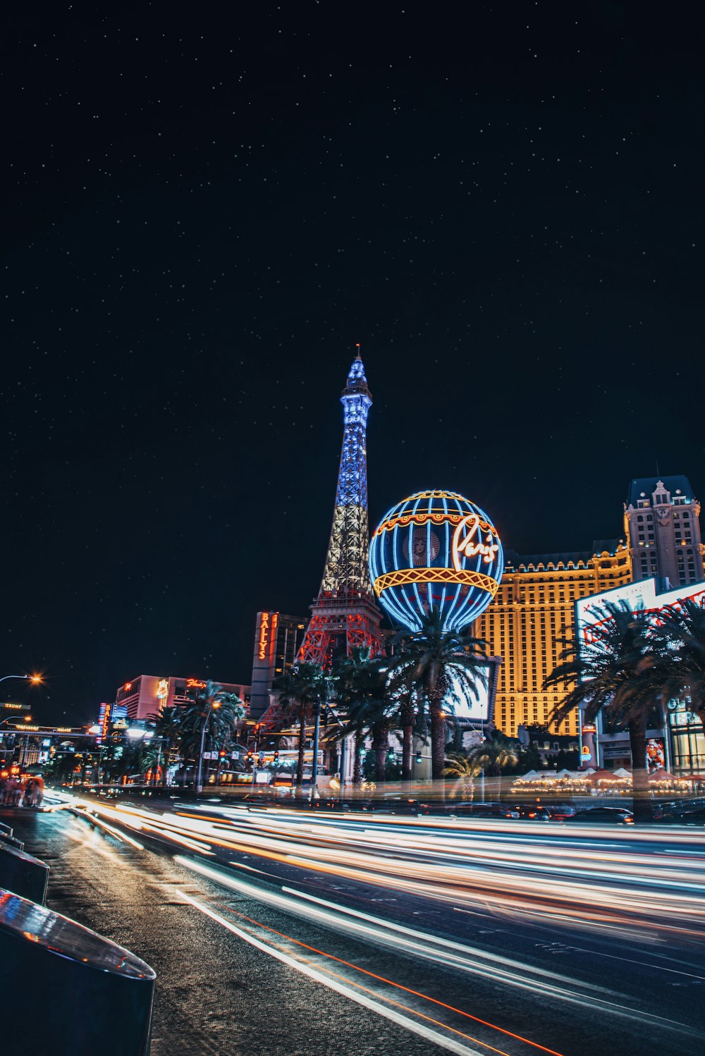 La striscia di Las Vegas di notte con la Torre Eiffel sullo sfondo