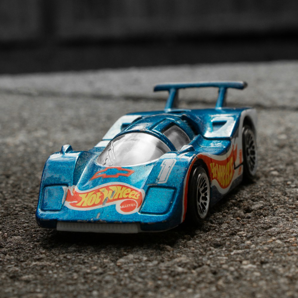 Ein blaues Spielzeugauto auf einer Straße
