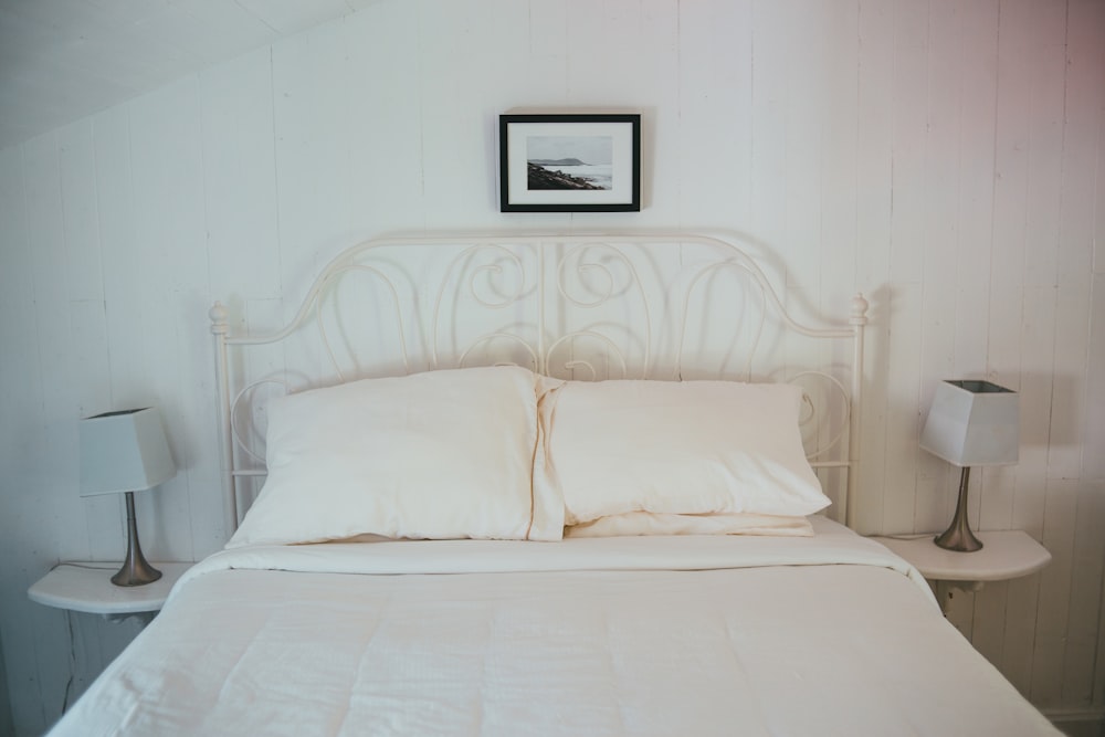 흰색 침대 린넨이있는 흰색 침대