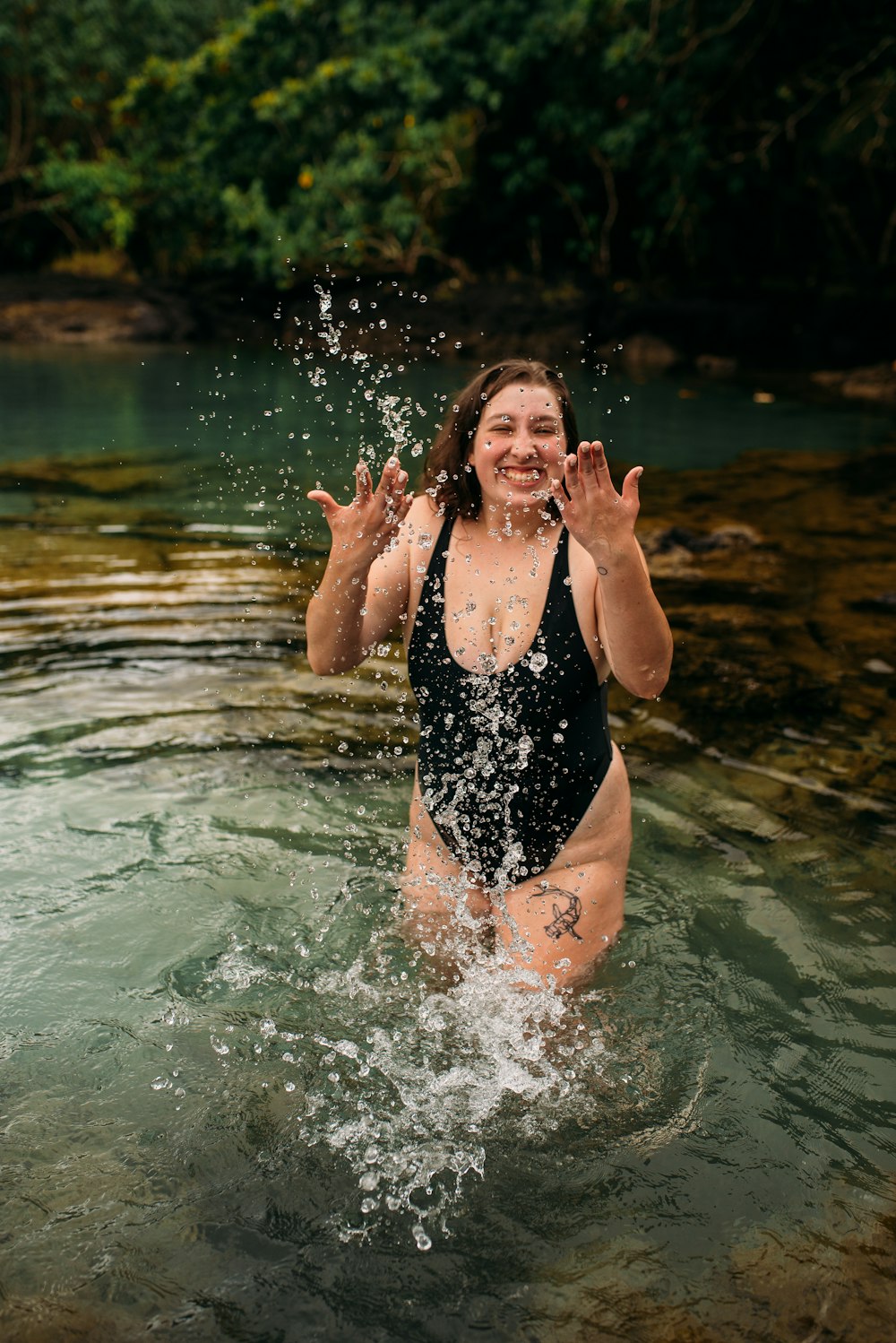 Frau im schwarzen Badeanzug im Wasser