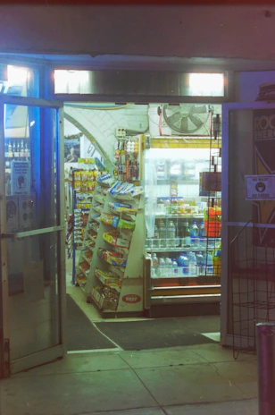 Air curtain chiller installed at convenience store entrance with clear cooling effect.