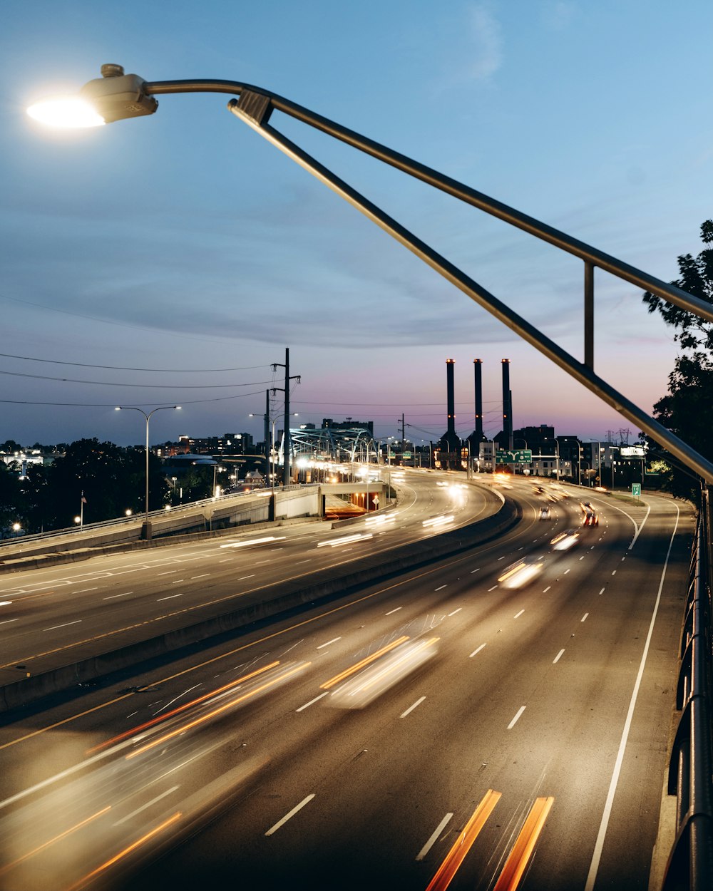 auto su strada durante le ore notturne