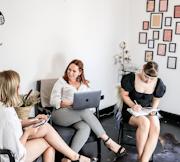 femme qui travaille avec des particuliers