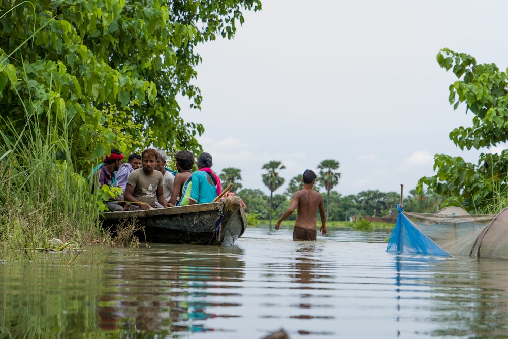 Eine Gruppe von Menschen in einem Boot auf einem Fluss