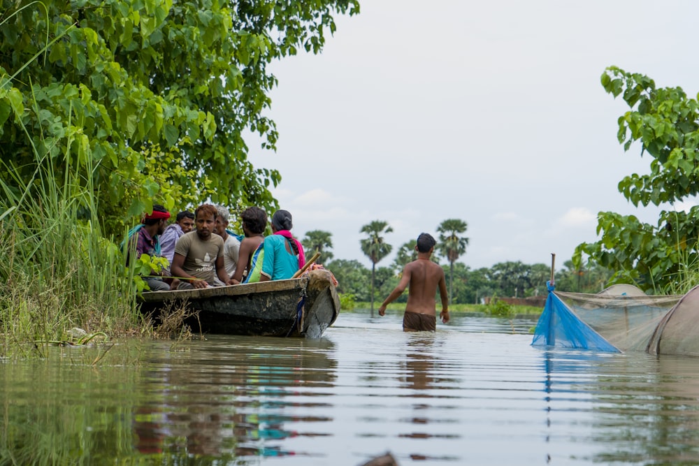 Un grupo de personas en un bote en un río