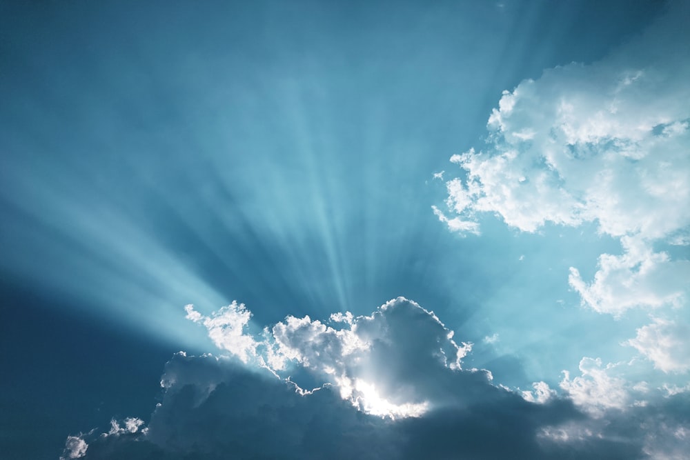 El sol brilla a través de las nubes en el cielo