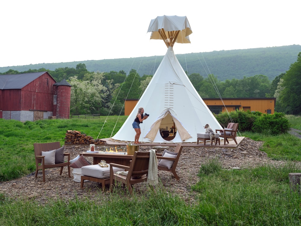 Table de pique-en bois marron sur un champ d’herbe verte pendant la journée