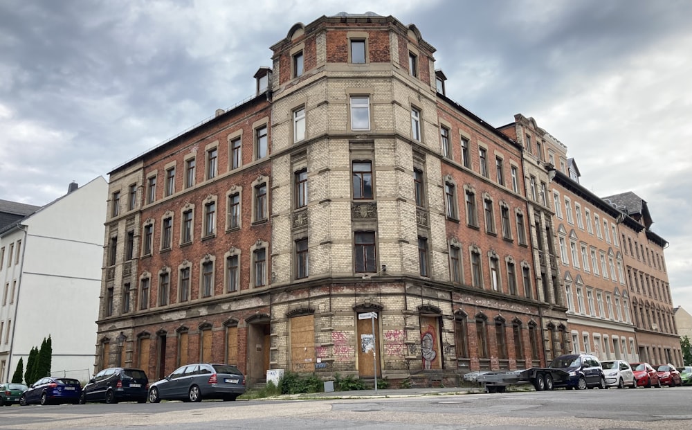 Un edificio antiguo con coches aparcados delante de él