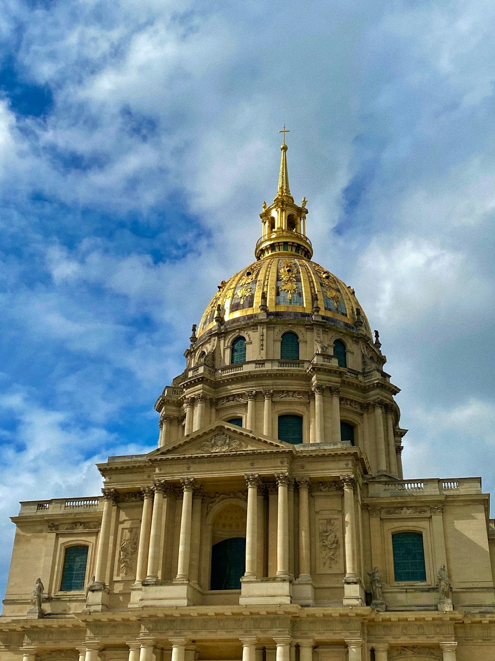 Un grand bâtiment avec un dôme doré au sommet