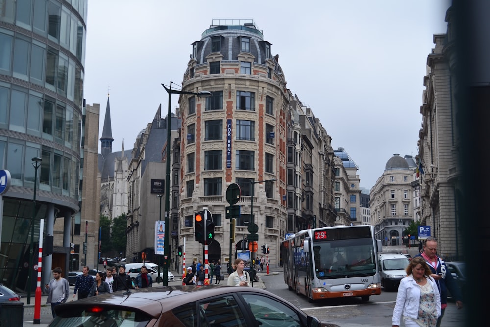 Eine Stadtstraße mit viel Verkehr neben hohen Gebäuden