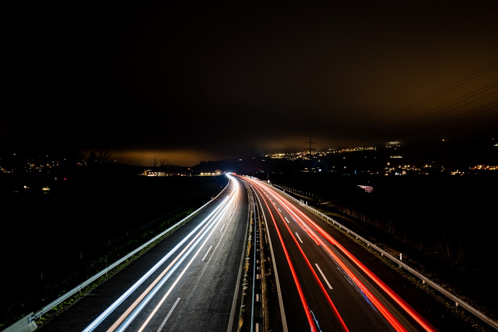 Una toma de larga exposición de una carretera por la noche